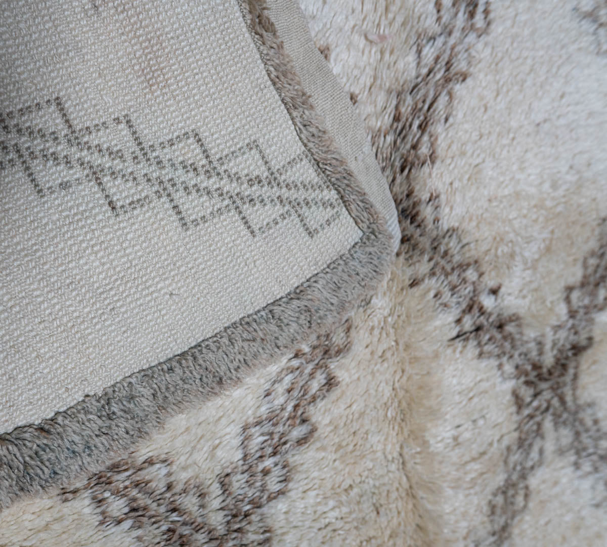 Close-up of a textured Moroccan Beni Ouarain Vintage rug with geometric pattern