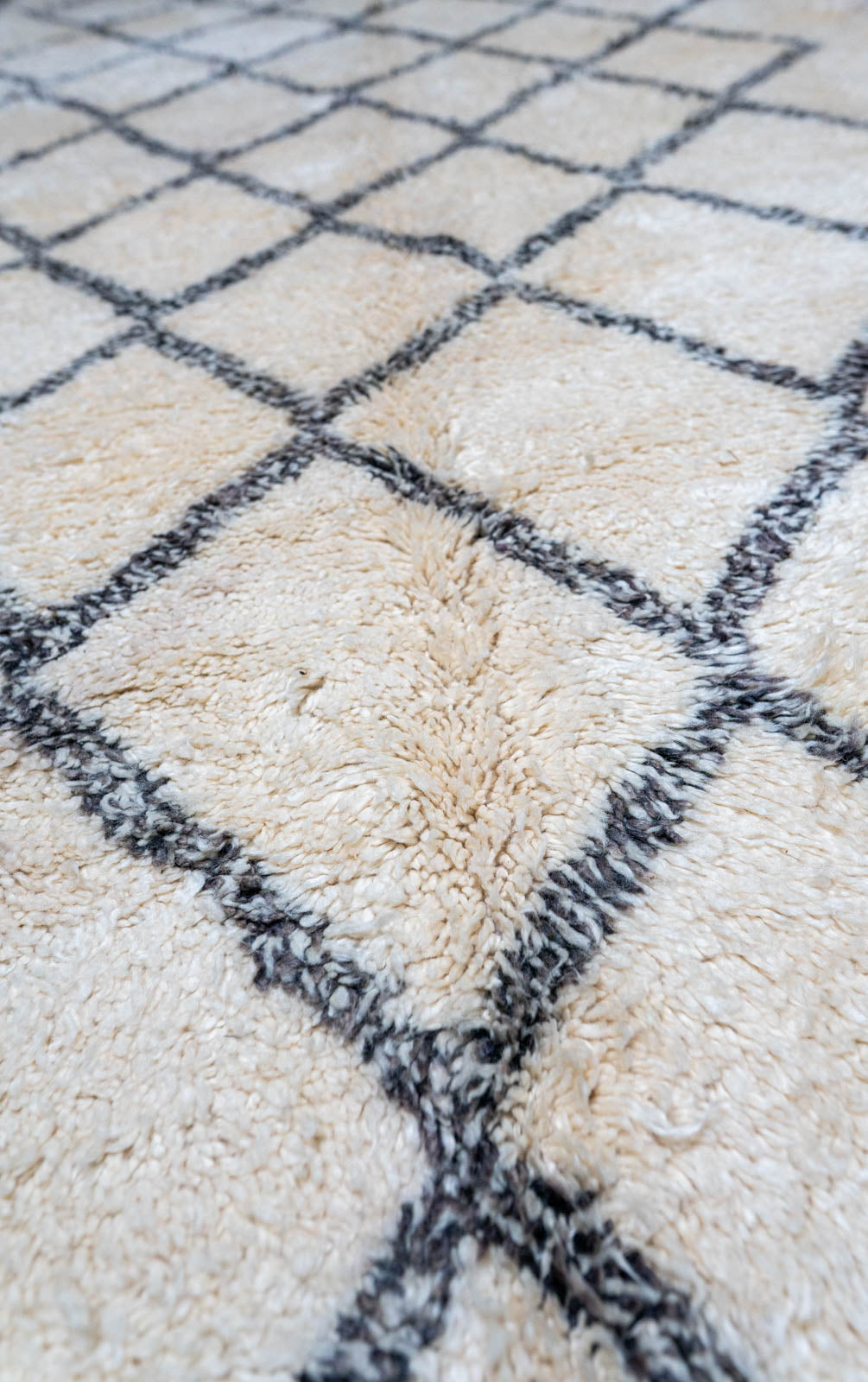 Close-up of a textured Moroccan vintage Beni Ouarain rug with a diamond pattern