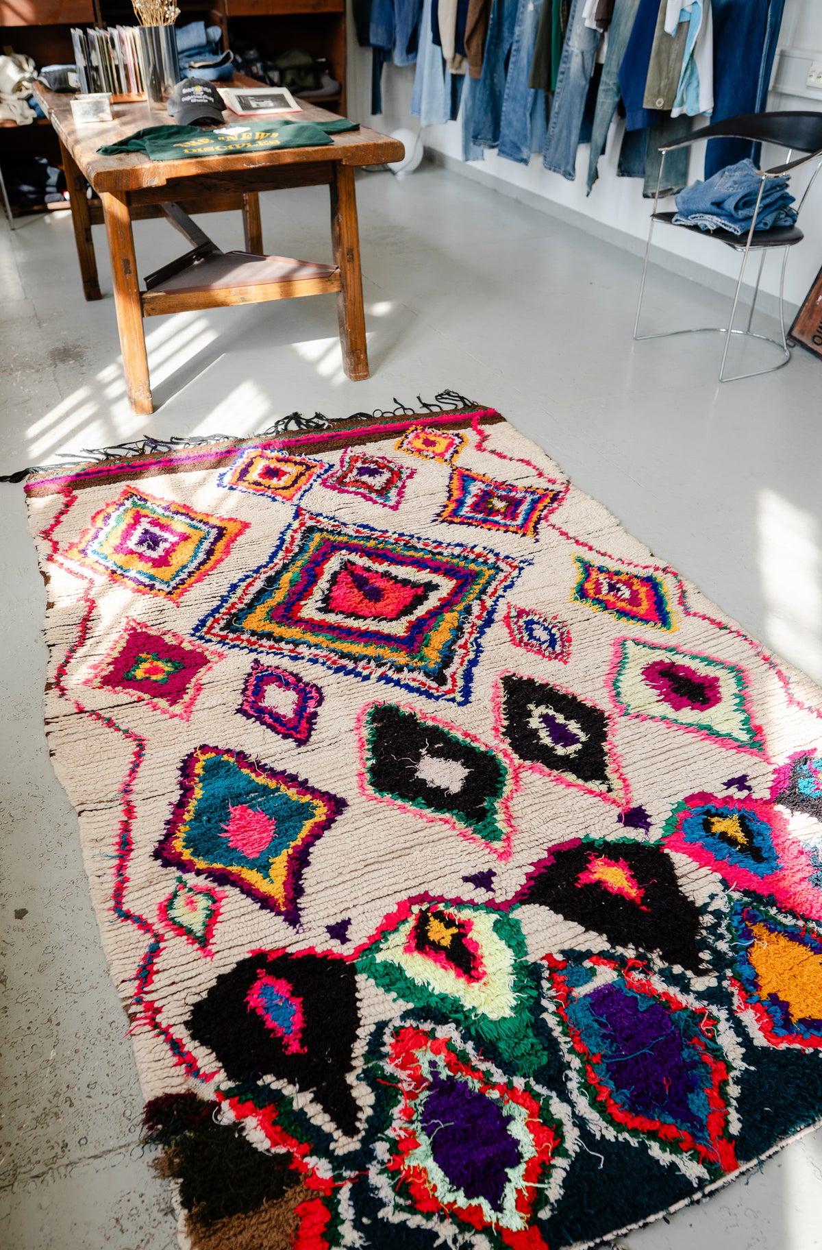 Azilal vintage -maton käsinsolmittu geometrinen kuvio lähikuvassa