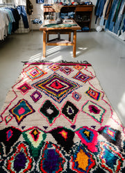 Marokkolainen vintage Azilal -matto värikkäällä geometrisella kuviolla